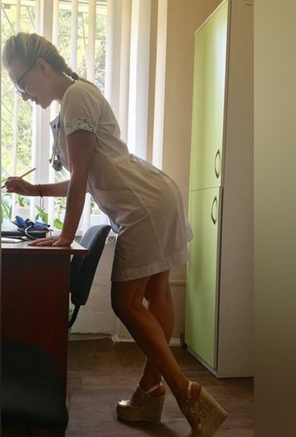 Девушка пришла на прием к распутной врачихе Девушка пришла на прием к распутной врачихе