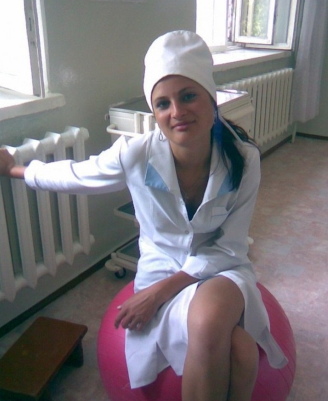Девушка пришла на прием к распутной врачихе Девушка пришла на прием к распутной врачихе